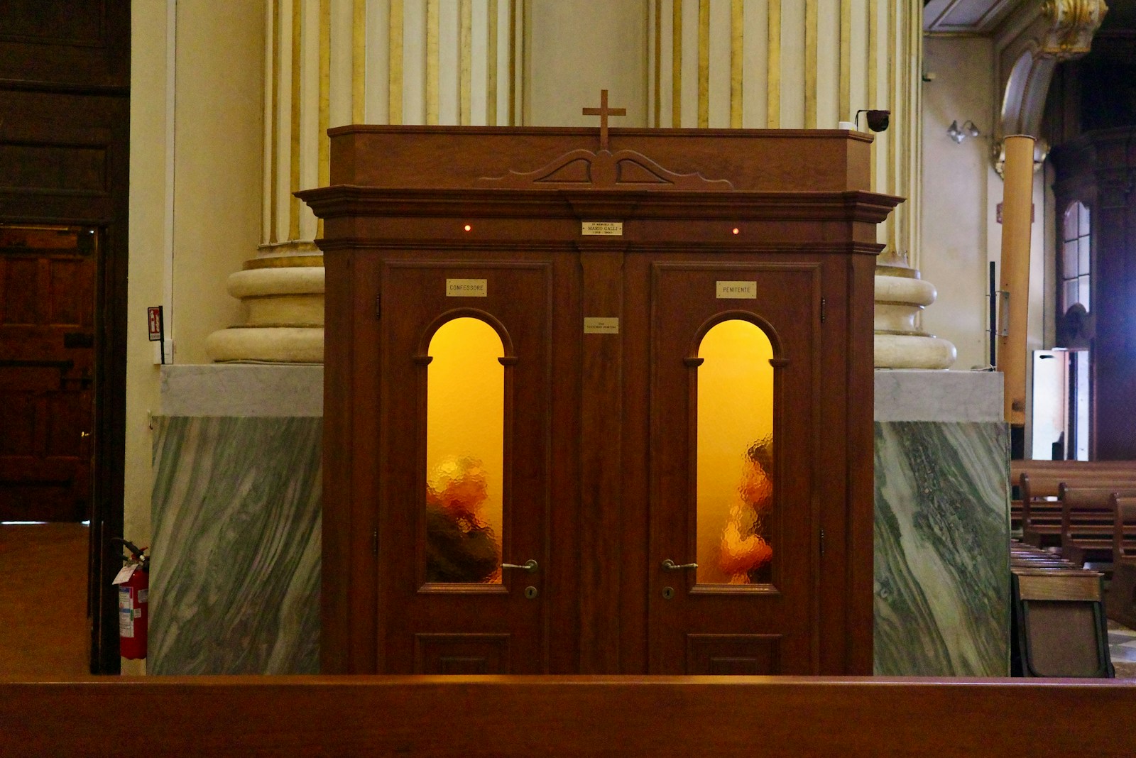 Warm beleuchteter Beichtstuhl in einer katholischen Kirche